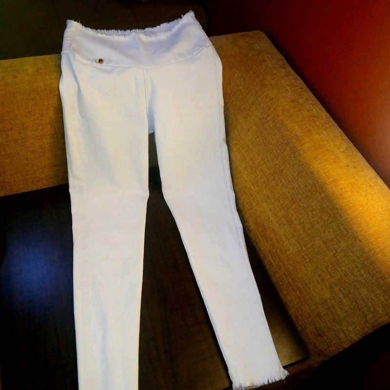 High-Waist White Stretchable Jeggings with Raw Hem