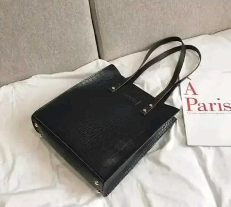 Chic Black Croc-Embossed Tote Bag