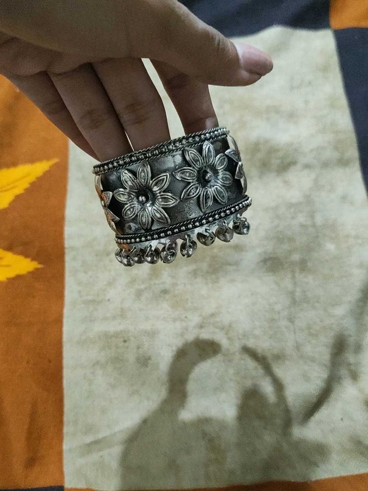 Oxidised Handcuff
