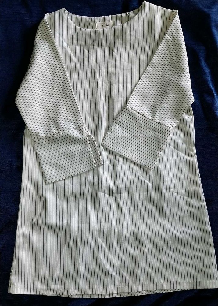 A kurta-like-Dress.A white Stripes Dress