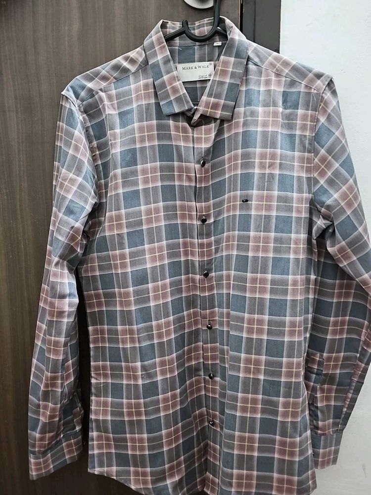 Men&#39;s Plaid Button-Down Shirt