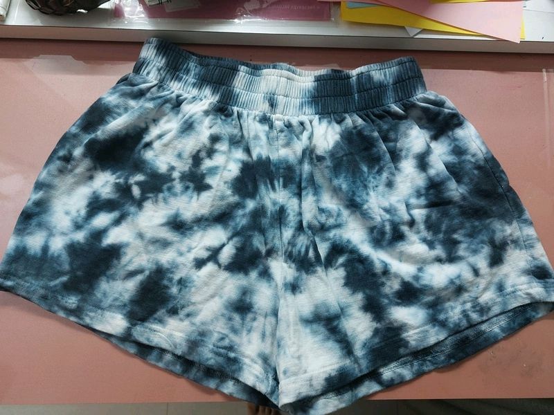 Size M ,quality very good and Bought From Good Store, Almost New