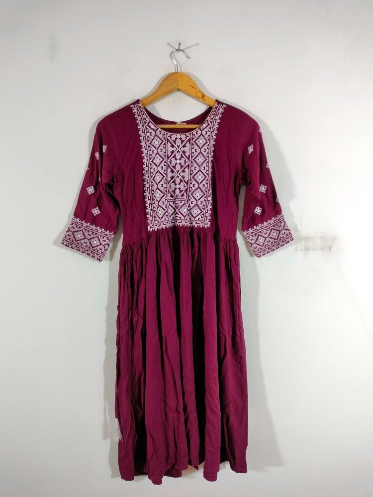 Burgundy Embroidery Kurta (Women&#39;s)