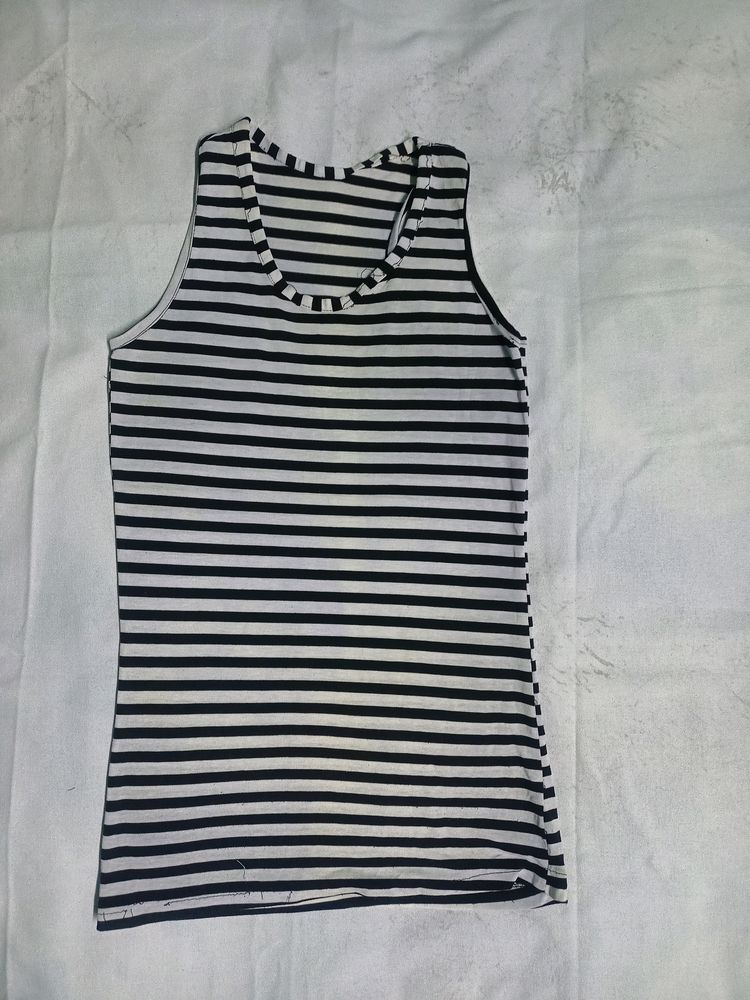 Casual Sleeveless Self Design Woman B&amp;W Top