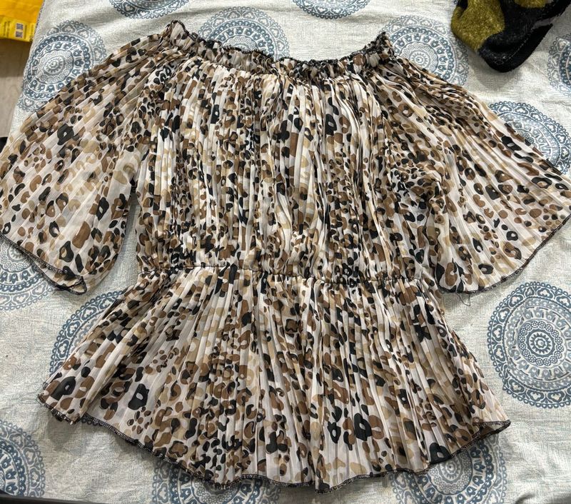 Cute leopard print top.