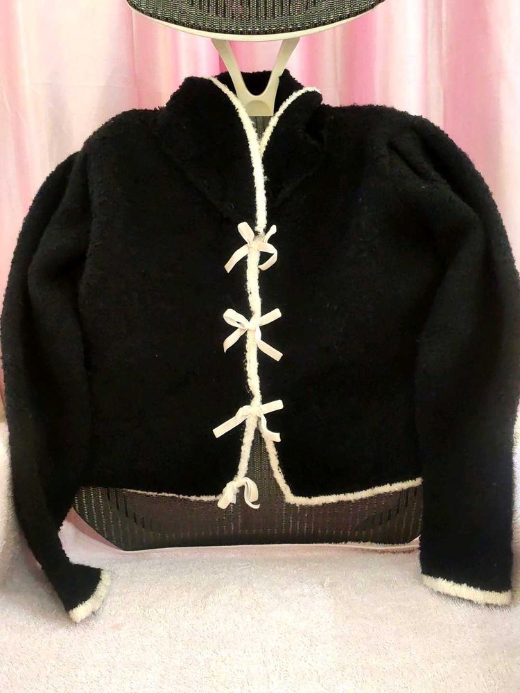 FUZZY BOW BLACK SWEATER