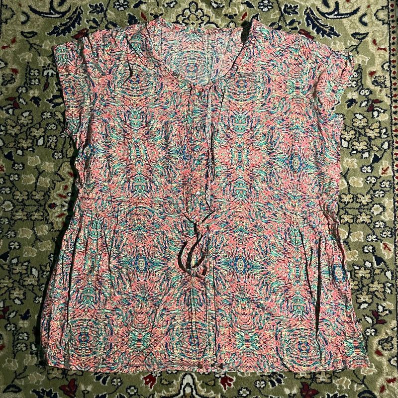 Abstract Short-sleeved top with a drawstring