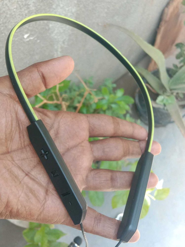 Stylish Wireless Neckband with Micro USB Charging
