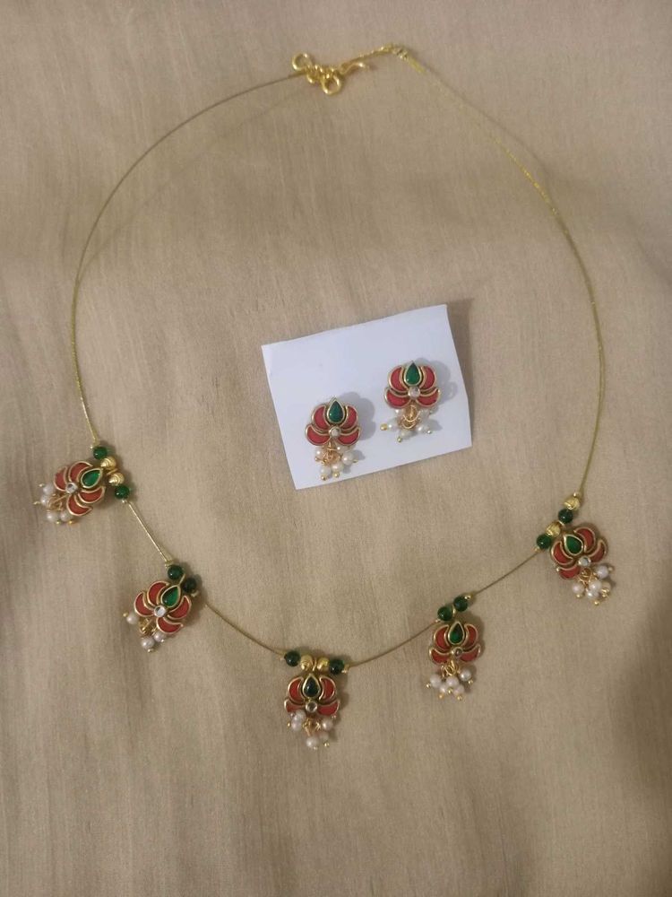 Red Green Combination Lotus Neck Set