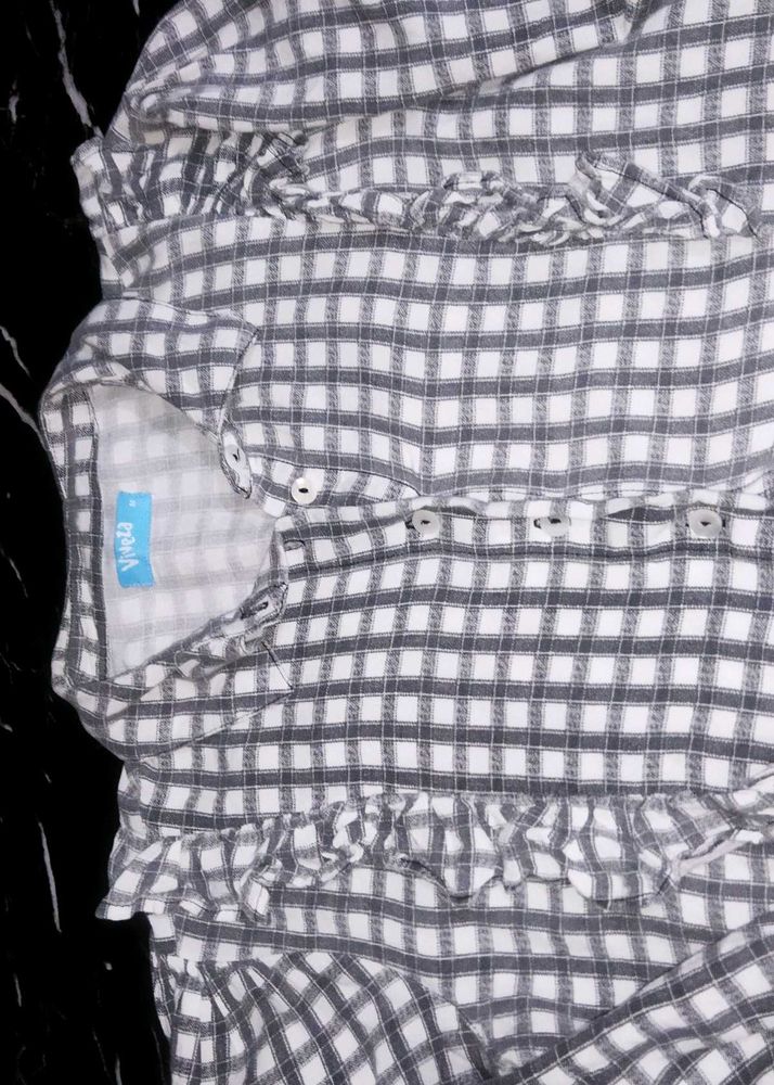 An Crop shirt. It&#39;s Colour Is Dull Grey