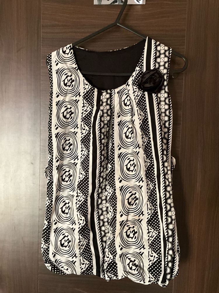 Chic Black &amp; White Sleeveless Designer Top ♠️