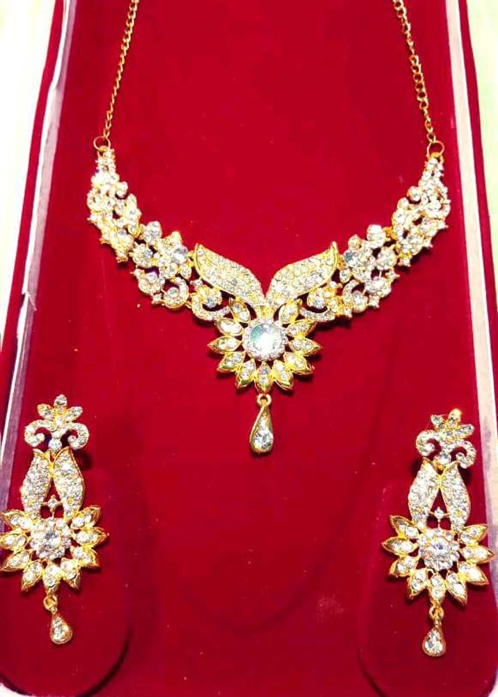 Neck Less Set Free With Earrings