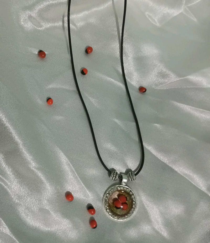 RESIN PENDANT AND GOLDEN CHAINS