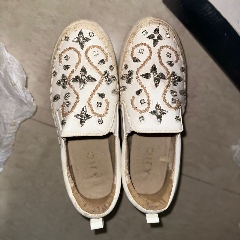 AJIO White Embellished Shoes