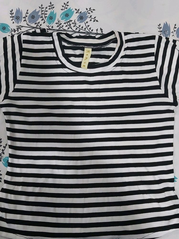 A black white crop tee