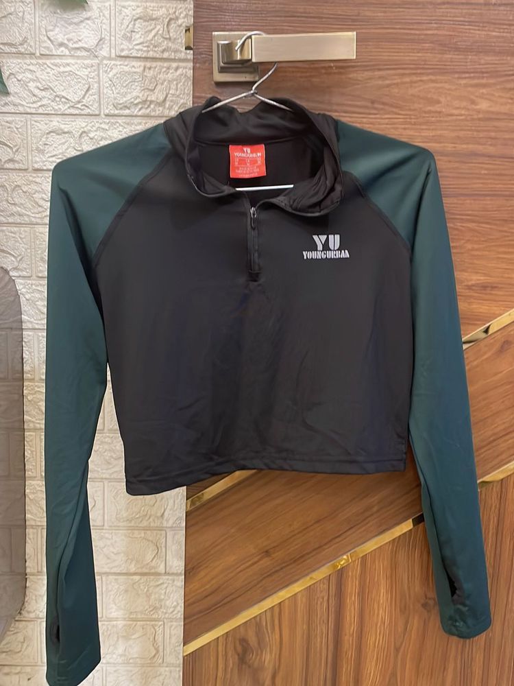 YU Cropped Pullover Tshirt