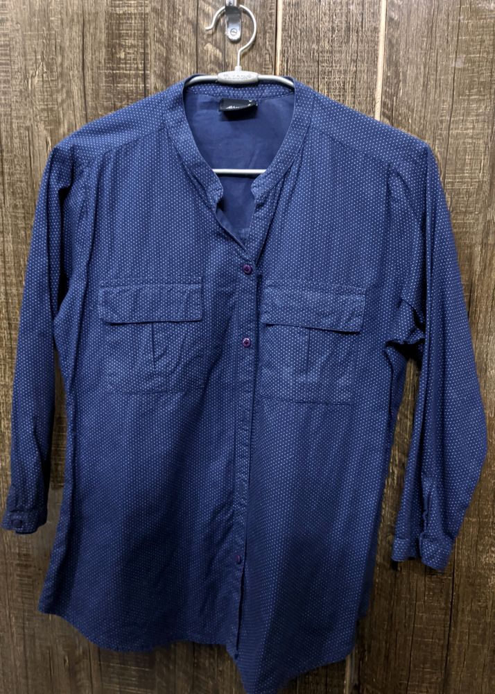 Women&#39;s blue shirt