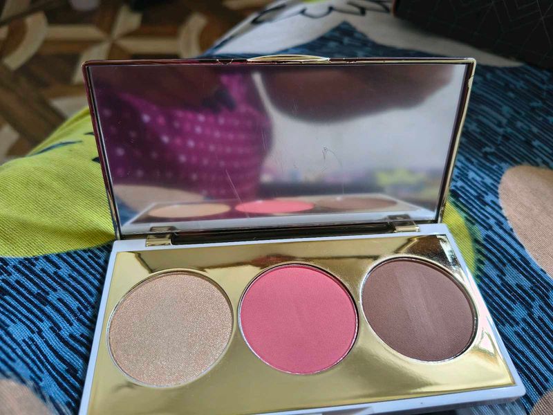Makeup Palette: Highlight, Blush, Contour