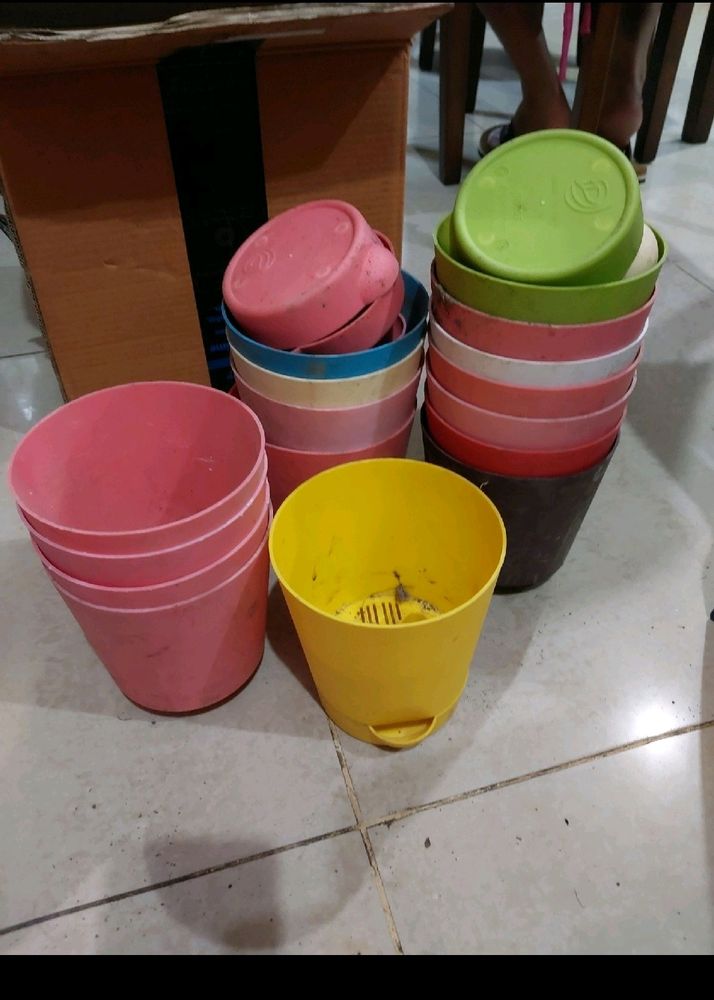 8 Peices gently used self-watering pot! Combo