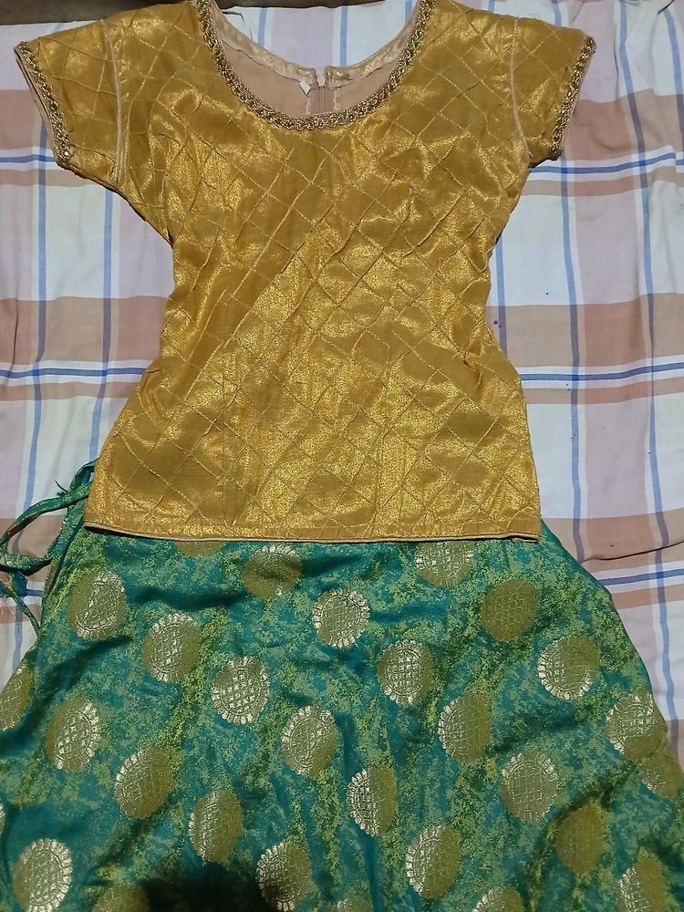 🌷price drop*Gold &amp; Green Ethnic Lehenga Choli Set