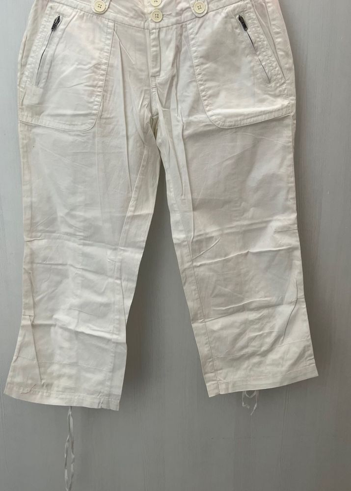 Chic White Cropped Capri