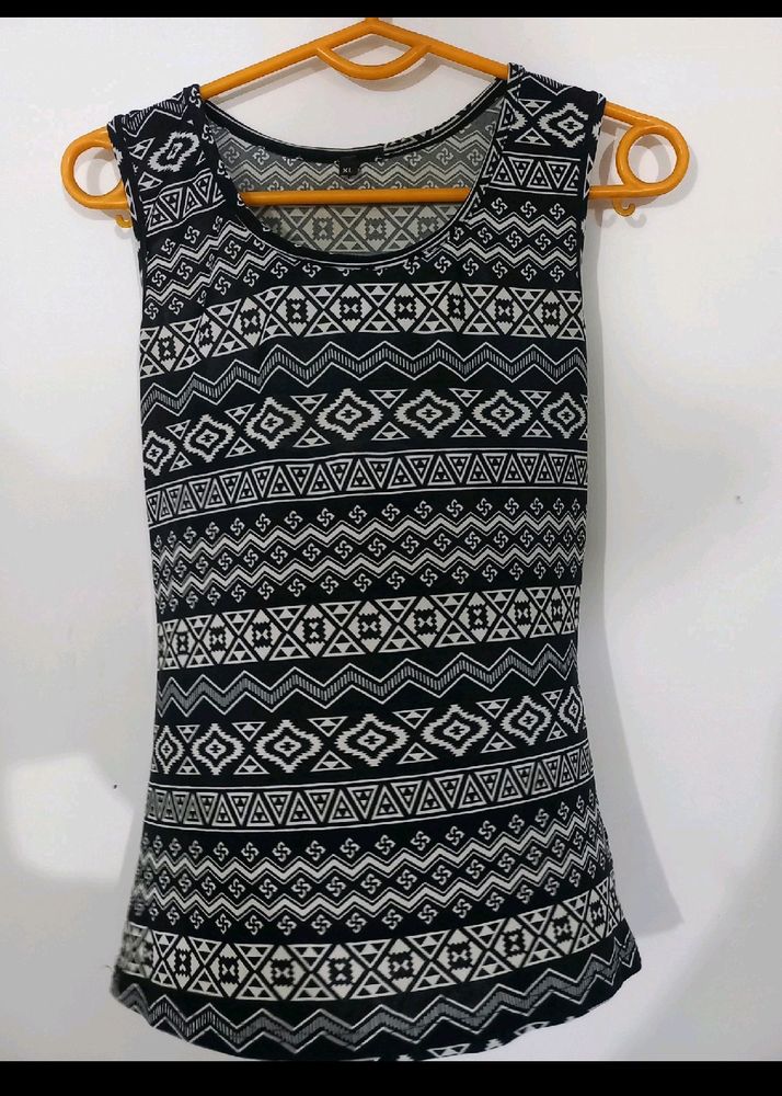 🖤🤍 Vintage Printed Black- White Sleeveless Top.