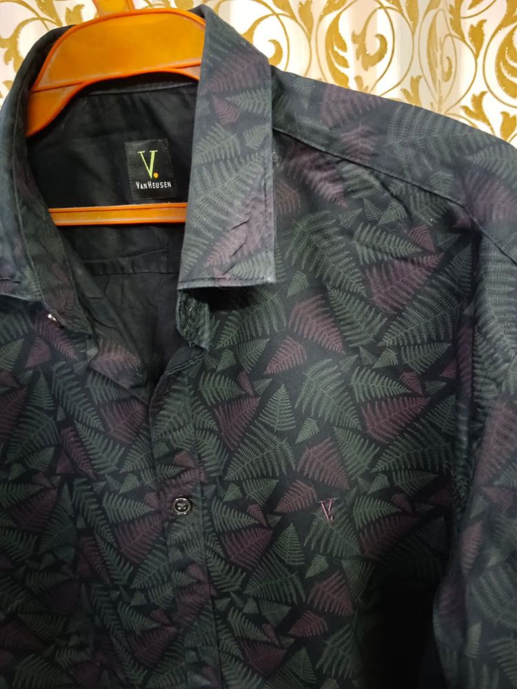 Vanheusen-V. VDot Semi Formal Shirt . Size .M.. Wore Very Occasionally.Will Look Good On You