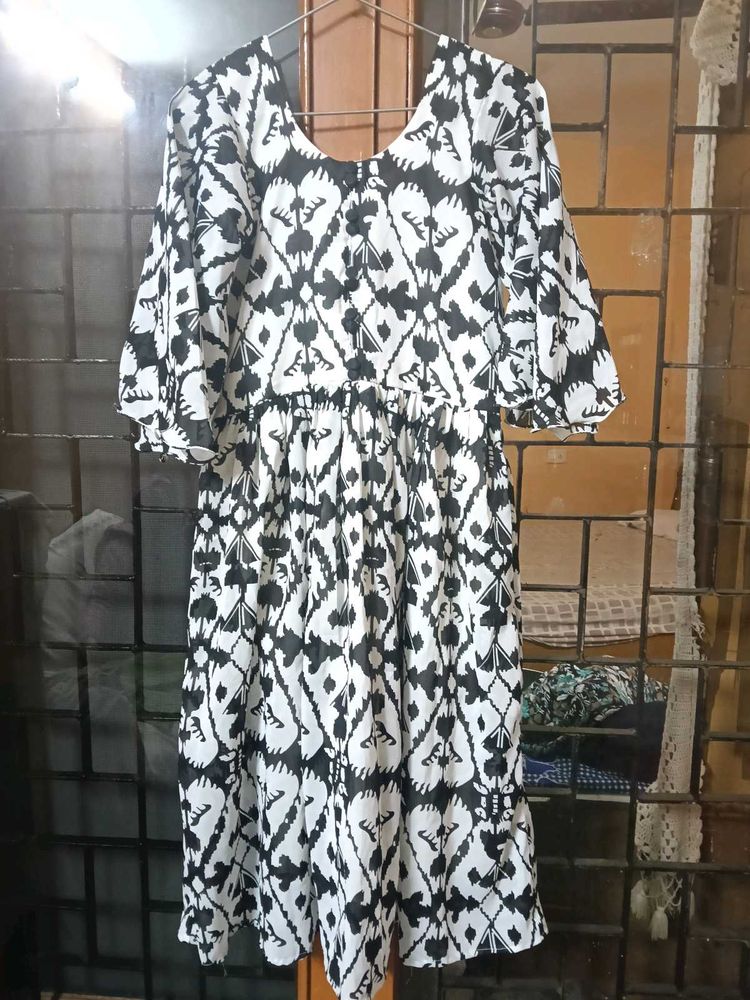 Chic Black &amp; White Print Dress