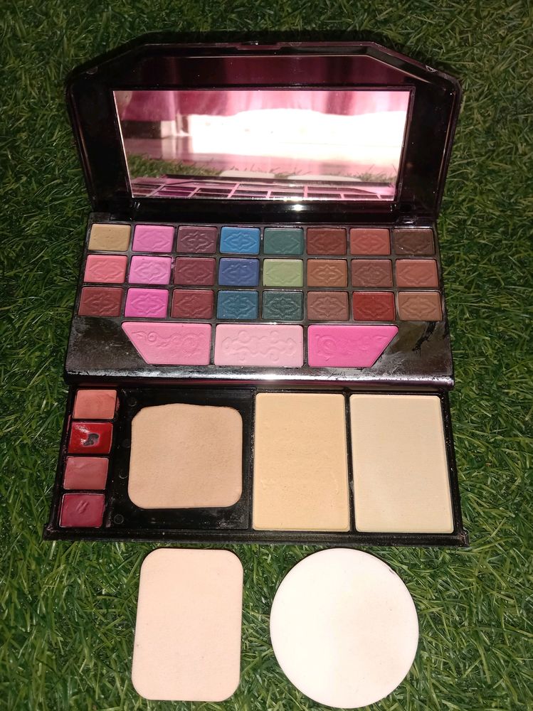 It&#39;s A Beautiful Makeup Kit With Many Eyeshades