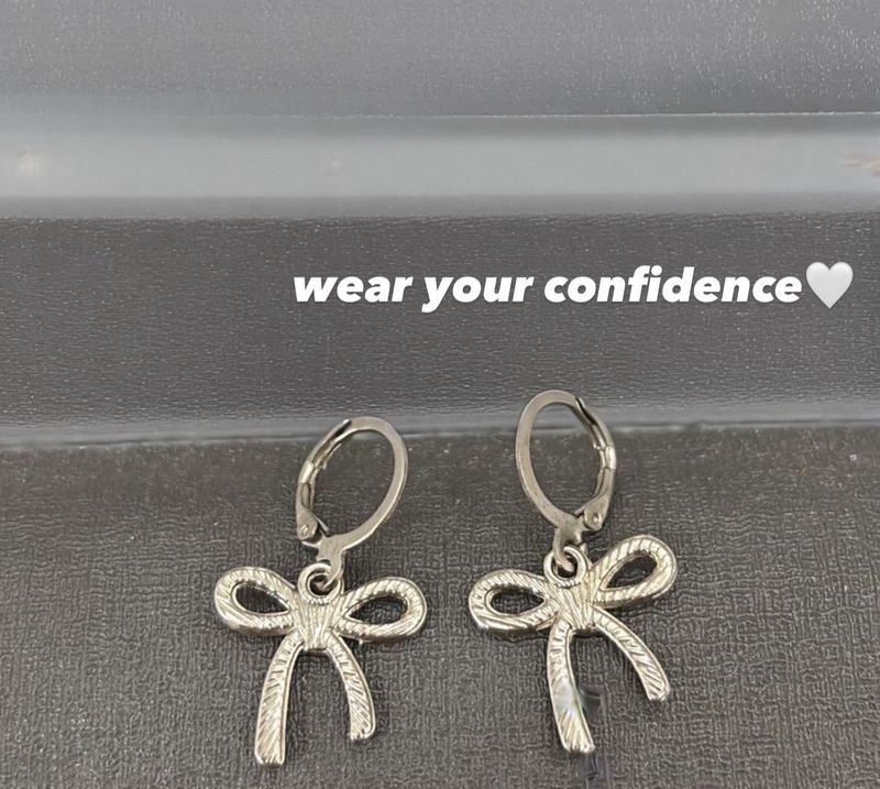 Silver Bow Drop Earrings💗💗