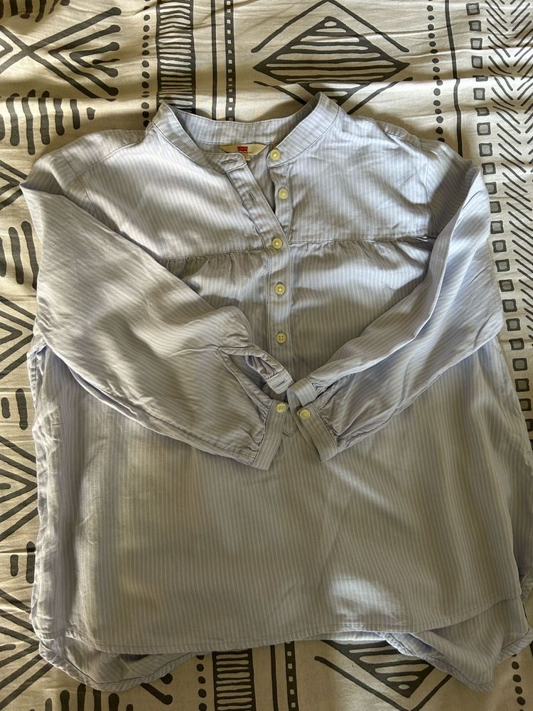 Blue Levi’s top