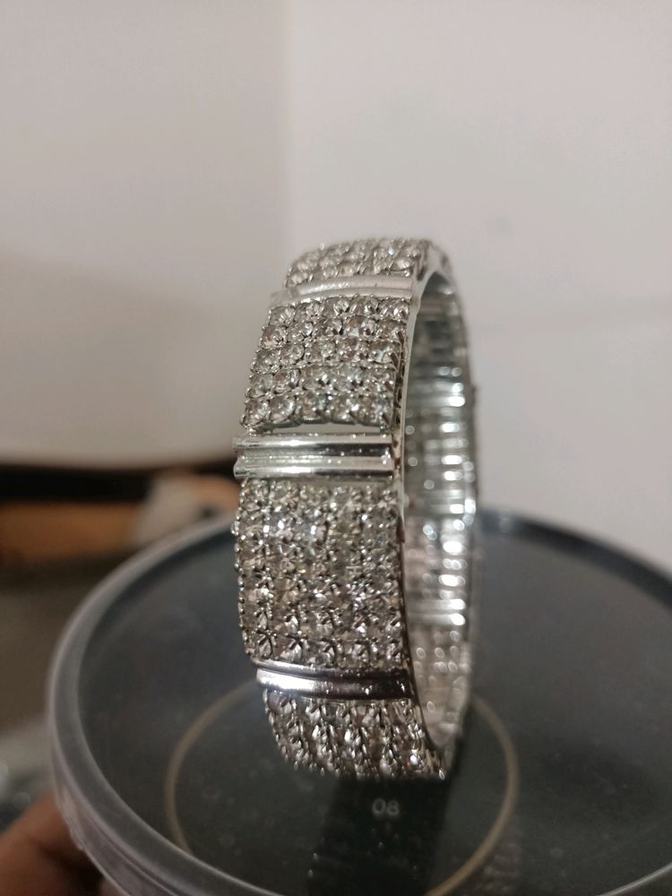 Bangles/bracelet