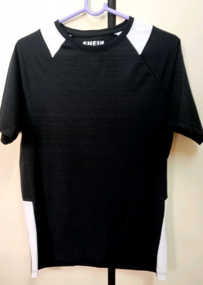 Black &amp; White T-Shirt+ free gift 🎁