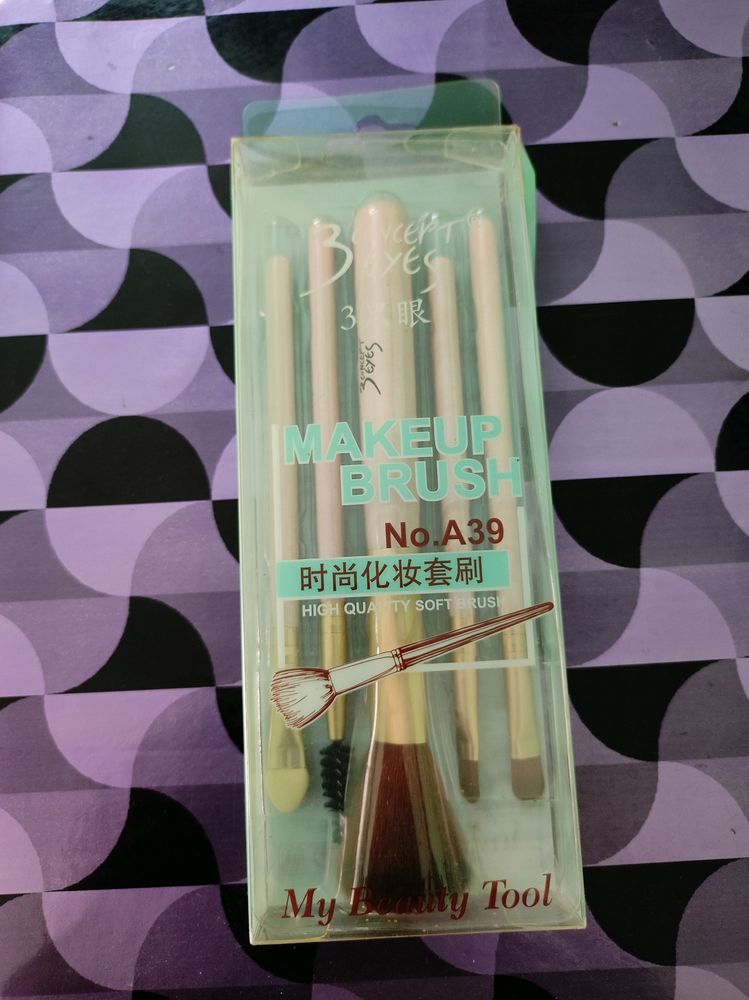 Makeup brush