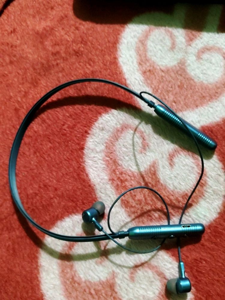 Signature Bluetooth Earphone
