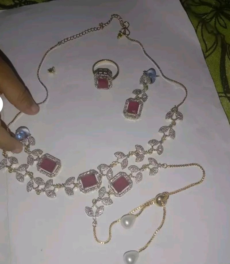 Beautiful Women&#39;s Jewellery Set