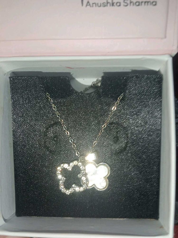 Lucky Clover Necklace w Anushka Sharma auto gra