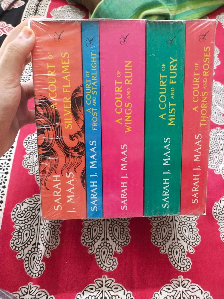 Sarah J Maas Book