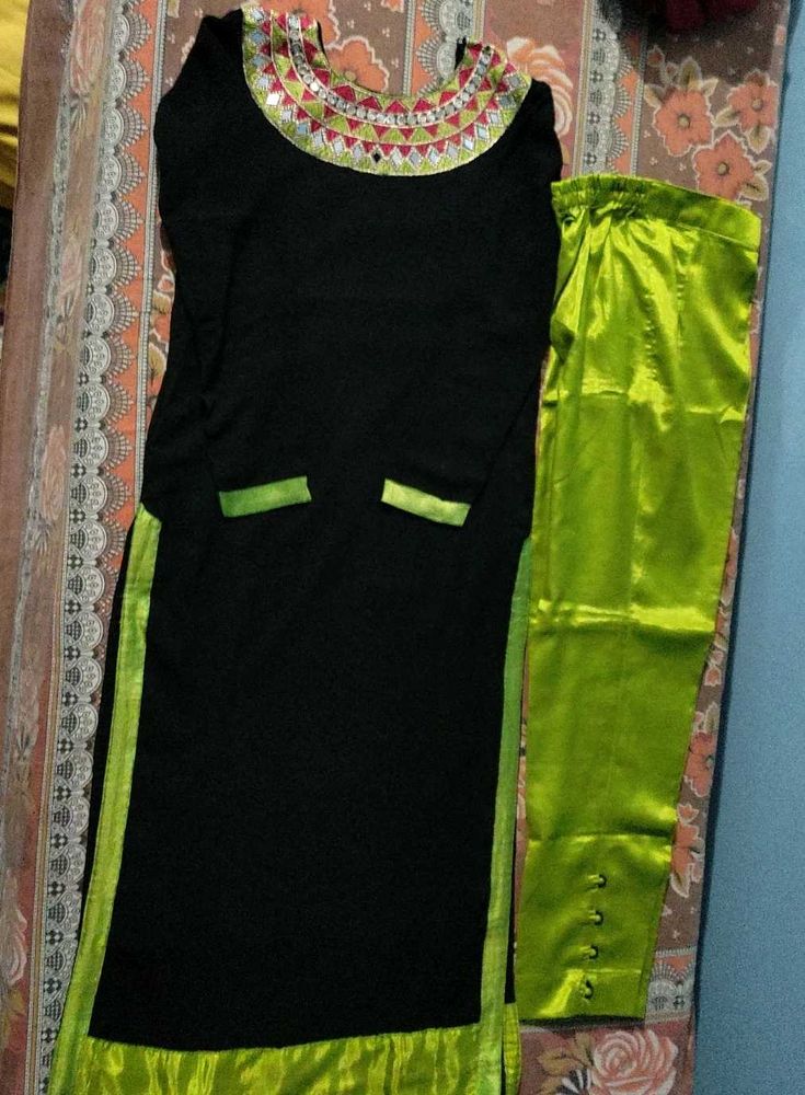 Elegant Black &amp; Green Kurta Set