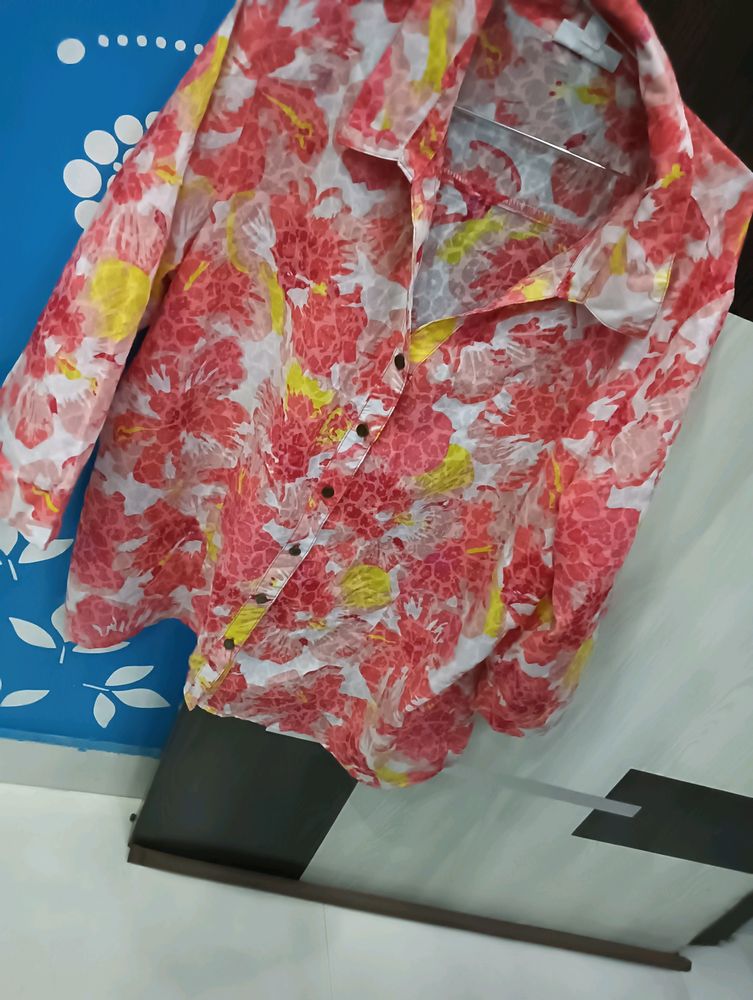 Shirt for women with red and yellow flowers design