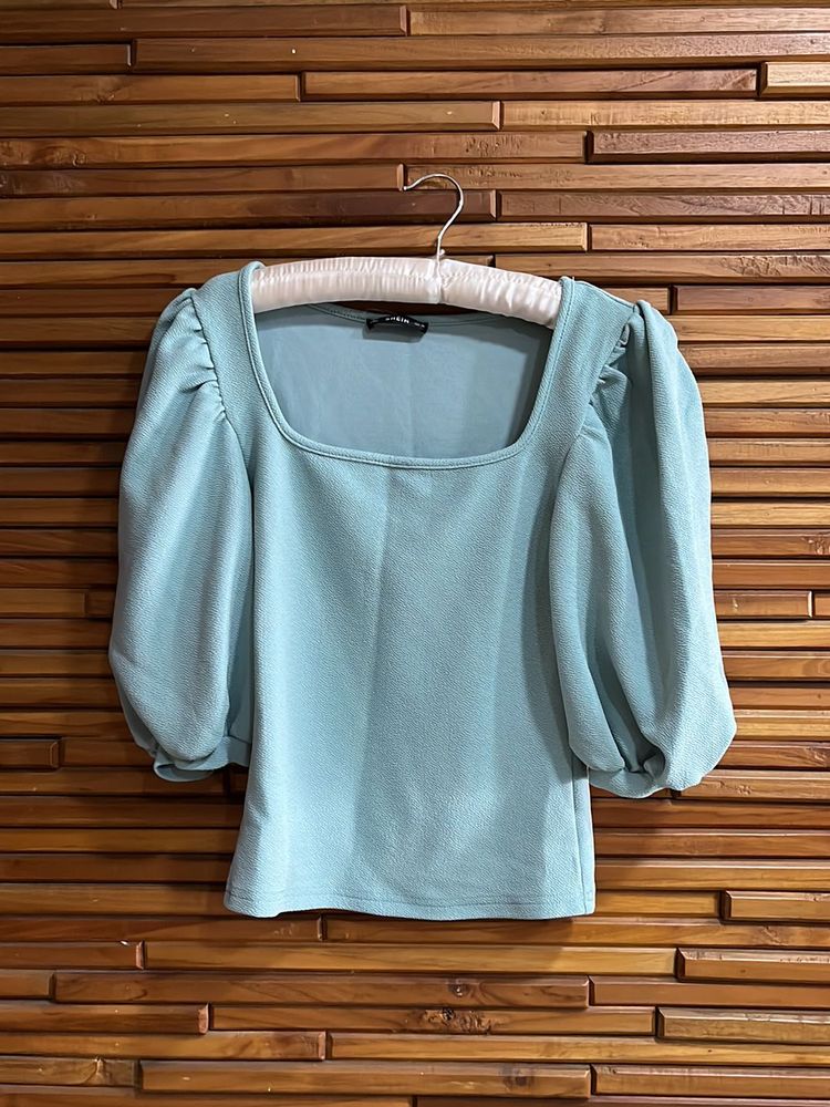 Very Pretty Balloon Sleeved Top
