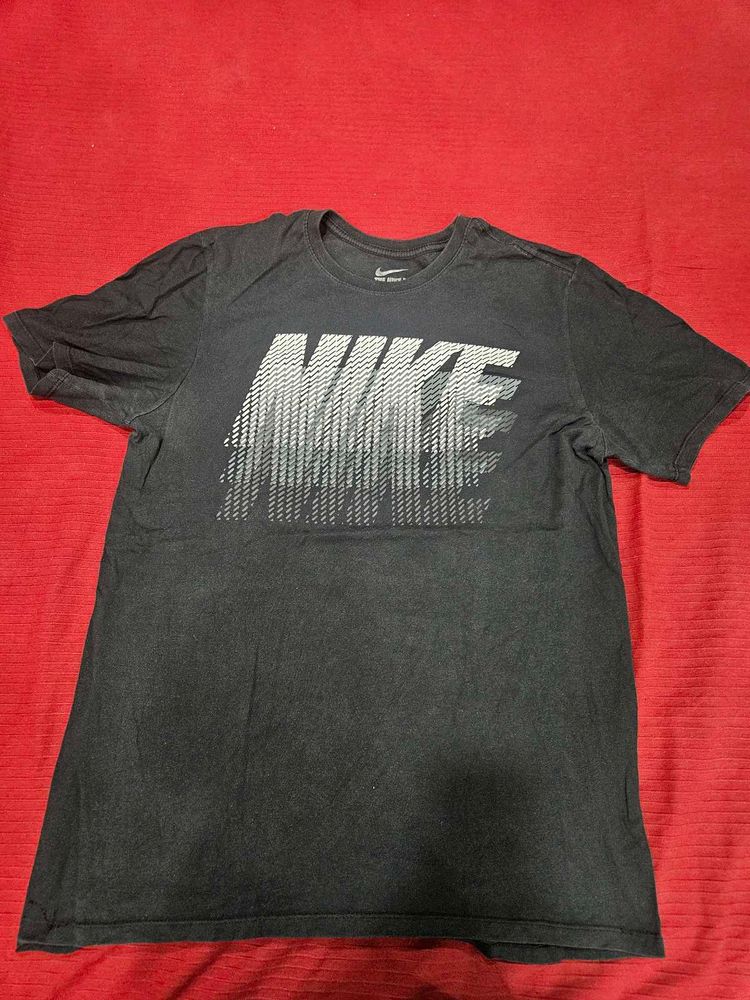 Nike Men&#39;s Black Graphic Tee