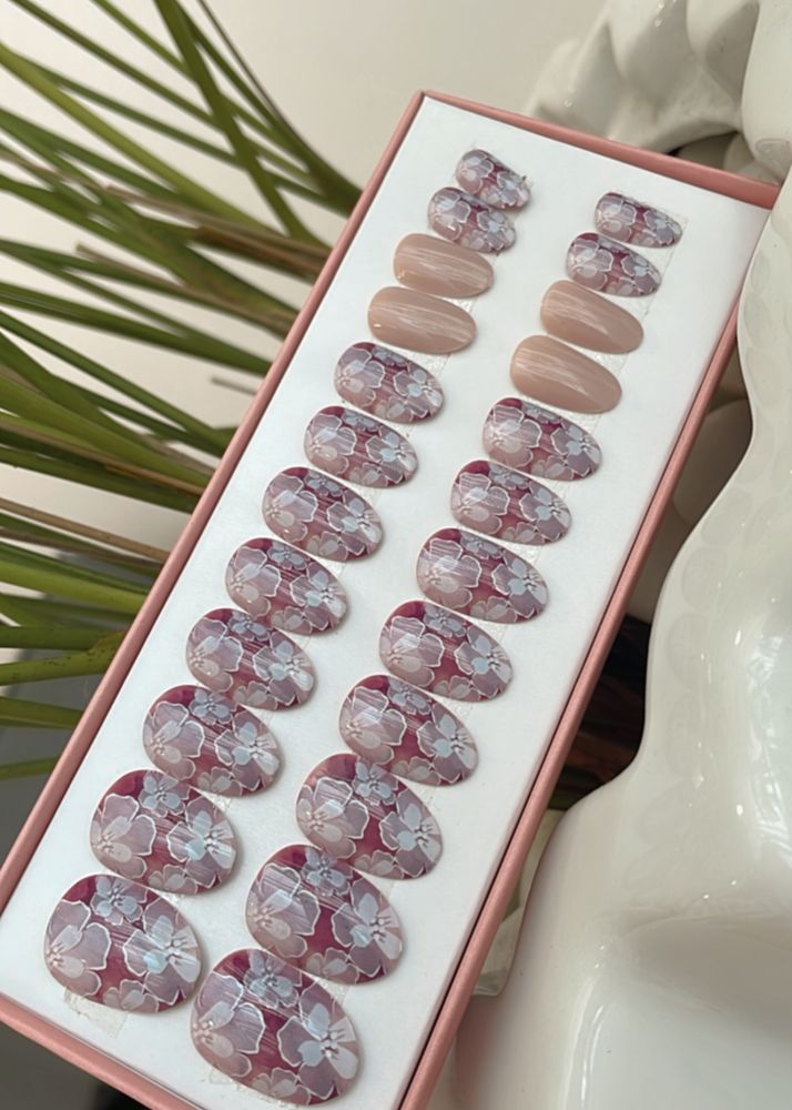 24 Pc Press On Nails Set.
