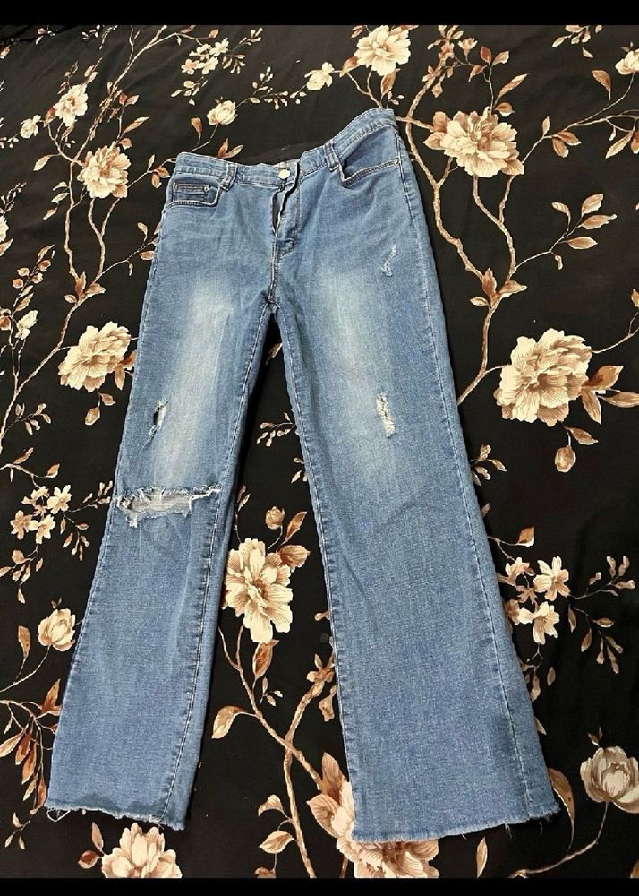 Lightly Washed Distressed Blue Jeans!!😍