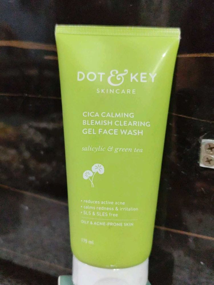 Dot &amp; Key Oily Skin Face Wash