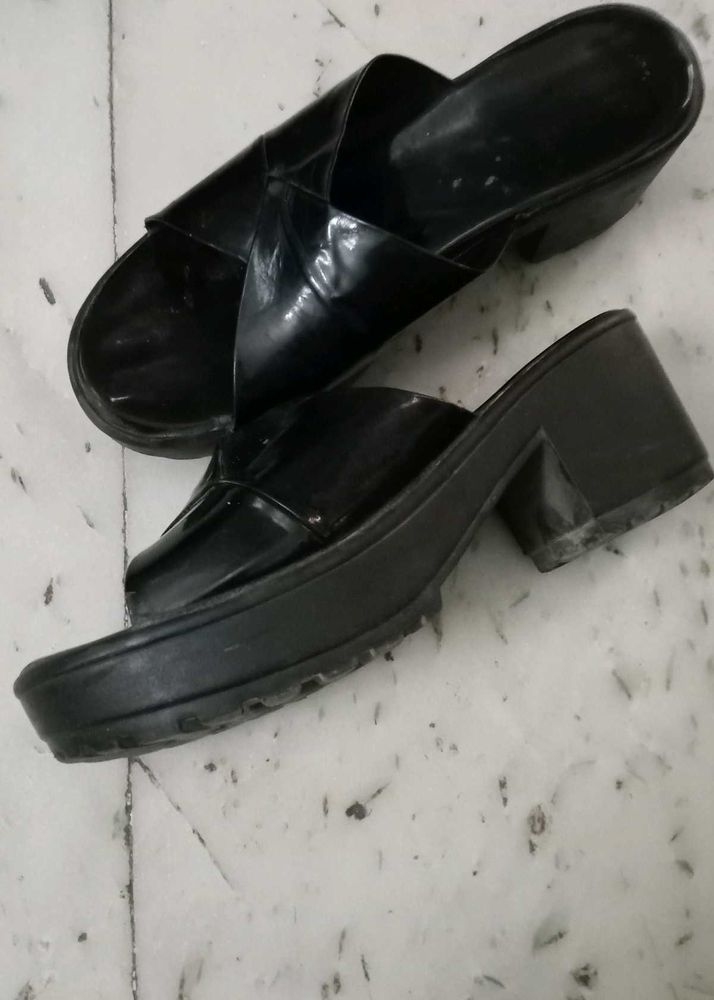 Black Flat Heel Sandals
