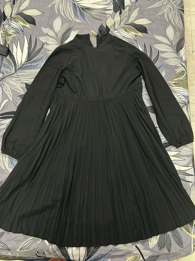 Elegant Black Pleated Dress