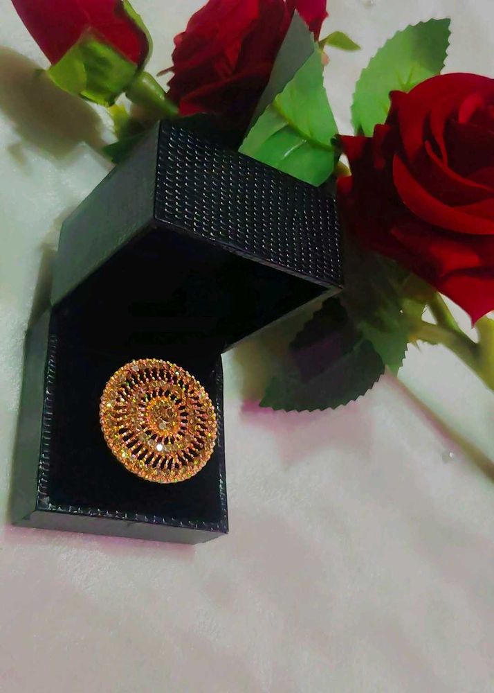 Regal Radiance: The Golden Aura Ring