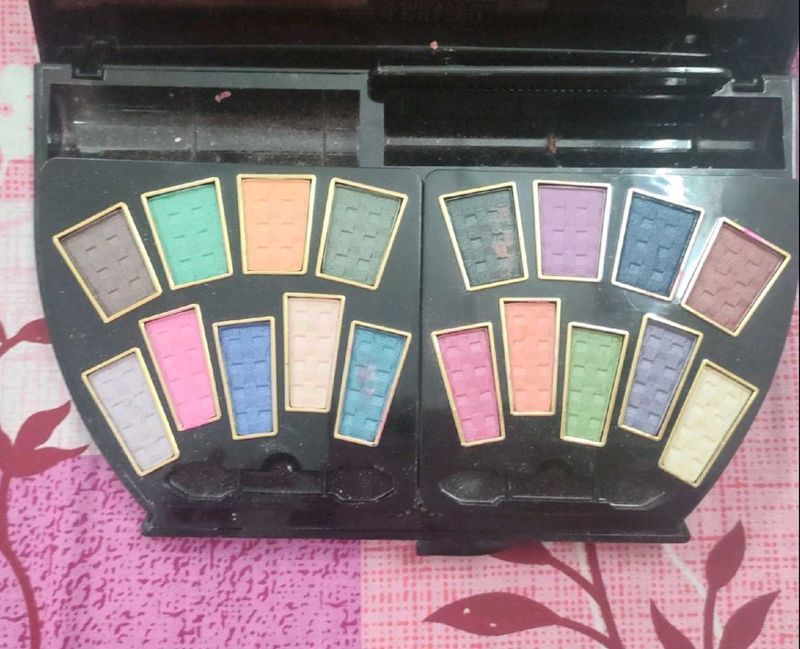 💅Handy And Travel Friendly Make Up Set💅