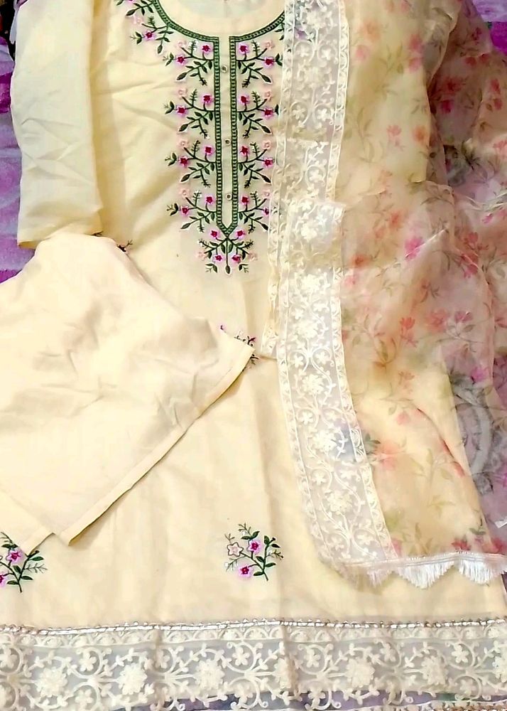 Embroidered Kurta Plazzo Set With Organza Dupatta